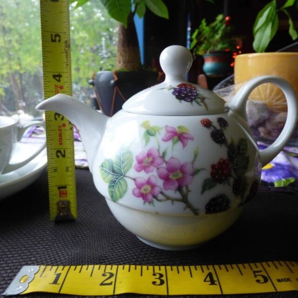 VTG FIELDER PORCELAIN TEAPOT AND CUP / SAUCER STACKED SET BERRY & FLORAL DESIGN - Picture 14 of 15
